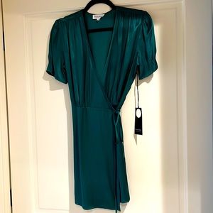 Beautiful green wrap dress- NWT!! 💚